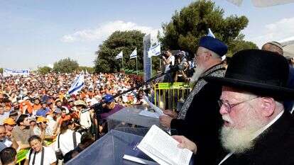 הרב אברהם שפירא והרב מרדכי אליהו בהפגנה נגד תוכנית ההתנתקות (2004) | עמוס בן גרשום, לע"מ