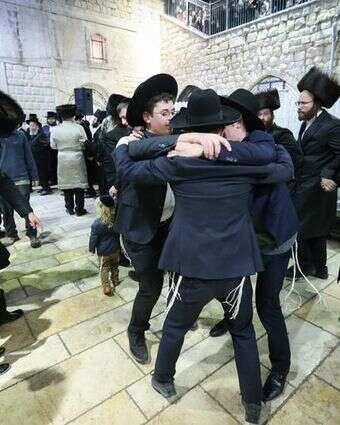 יהודים רוקדים בקבר הרשב"י במירון | דוד כהן, פלאש 90