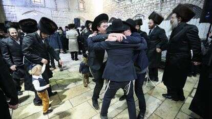 יהודים רוקדים בקבר הרשב"י במירון | דוד כהן, פלאש 90 יהודים רוקדים בקבר הרשב"י במירון | דוד כהן, פלאש 90