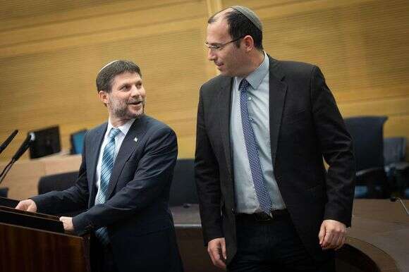 "אמורים להיות מנהיגי ציבור, אבל לא בקיאים בפרטים". שמחה רוטמן ובצלאל סמוטריץ' | יונתן זינדל - פלאש 90 "אמורים להיות מנהיגי ציבור, אבל לא בקיאים בפרטים". שמחה רוטמן ובצלאל סמוטריץ' | יונתן זינדל - פלאש 90