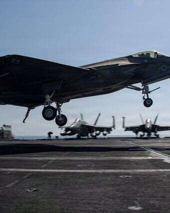 מטוס חיל האוויר האמריקני ממריא לתקיפה באיראן מנושאת מטוסים אמריקנית במזרח התיכון | פיקוד המרכז של צבא ארה"ב