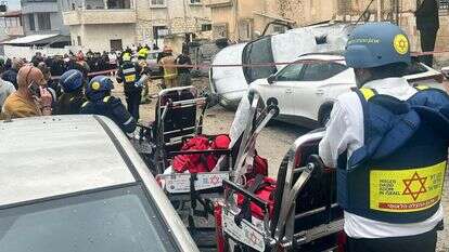 כוחות מד"א בזירת נפילת טיל בכפר קאסם | דוברות מד"א כוחות מד"א בזירת נפילת טיל בכפר קאסם | דוברות מד"א