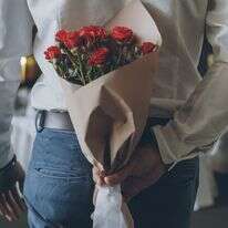 "כשאיש מגיש פרחים סתם בכיף - / אשתו חיש תרגיש אם מצפונו נוקף" | שאטרסטוק "כשאיש מגיש פרחים סתם בכיף - / אשתו חיש תרגיש אם מצפונו נוקף" | שאטרסטוק