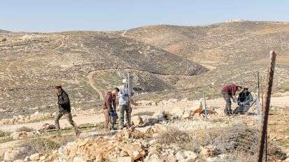 נערי "גדוד העבודה" מגדרים שטח ביו"ש | נעמה שטרן