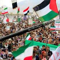 הפגנת החות'ים יום לאחר שישראל חיסלה את עלי חמינאי ופתחה במבצע "שאגת הארי" | AFP הפגנת החות'ים יום לאחר שישראל חיסלה את עלי חמינאי ופתחה במבצע "שאגת הארי" | AFP