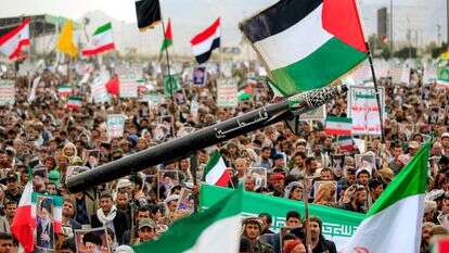 הפגנת החות'ים יום לאחר שישראל חיסלה את עלי חמינאי ופתחה במבצע "שאגת הארי" | AFP
