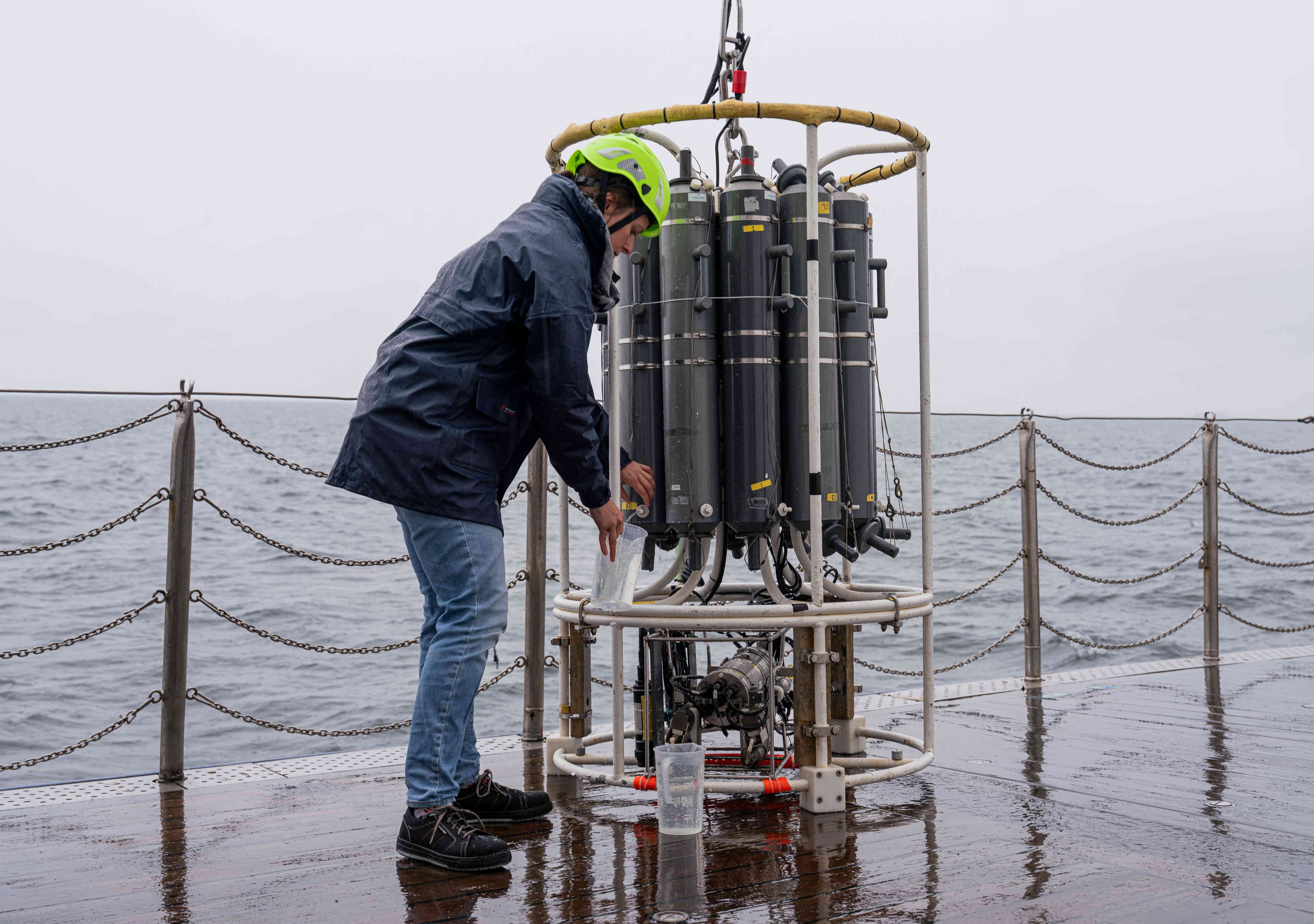 חוקרת מפעילה כלים מיוחדים לאיתור מוקשים בים הבלטי | AFP