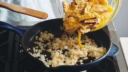 מוסיפים את הבלילה לבצל המטוגן | Cheyenne M. Cohen via AP מוסיפים את הבלילה לבצל המטוגן | Cheyenne M. Cohen via AP