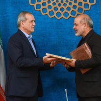 נשיא איראן מסעוד פזשכיאן (משמאל) ומפקד משמרות המהפכה אחמד וחידי | מתוך אתר איראן אינטרנשיונל