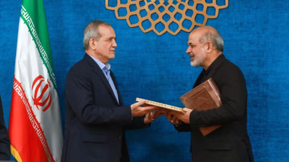 נשיא איראן מסעוד פזשכיאן (משמאל) ומפקד משמרות המהפכה אחמד וחידי | מתוך אתר איראן אינטרנשיונל