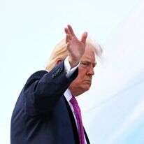 נשיא ארה"ב טראמפ בעלייתו למטוס הנשיאותי, אייר פורס 1 | AFP