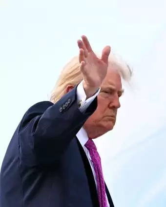 נשיא ארה"ב טראמפ בעלייתו למטוס הנשיאותי, אייר פורס 1 | AFP נשיא ארה"ב טראמפ בעלייתו למטוס הנשיאותי, אייר פורס 1 | AFP