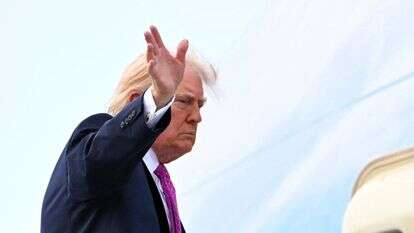 נשיא ארה"ב טראמפ בעלייתו למטוס הנשיאותי, אייר פורס 1 | AFP