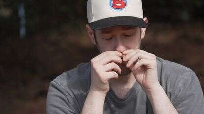 אלן מינץ מריח ענף מחטניים כתוש במהלך "אמבטיית יער" | AP/אלן ג'י בריד