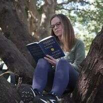 קלייר ג'פריס קוראת ספר של עץ אלון במהלך "אמבטיית יער" | AP/אלן ג'י בריד קלייר ג'פריס קוראת ספר של עץ אלון במהלך "אמבטיית יער" | AP/אלן ג'י בריד