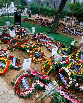 מספר קברים טריים, זה לצד זה, של חיילים שנפלו בקרבות בשמחת תורה ה'תשפ"ד | חיים גולדברג, פלאש 90