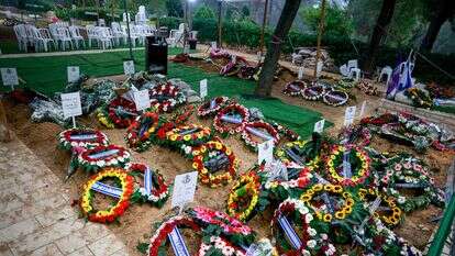 מספר קברים טריים, זה לצד זה, של חיילים שנפלו בקרבות בשמחת תורה ה'תשפ"ד | חיים גולדברג, פלאש 90