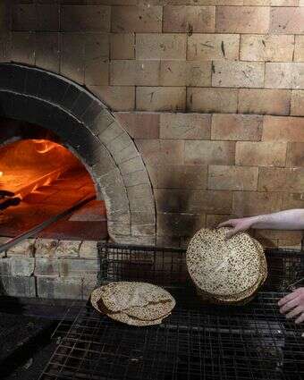 אפיית מצות לפסח בבני ברק | חיים גולדברג - פלאש 90 אפיית מצות לפסח בבני ברק | חיים גולדברג - פלאש 90