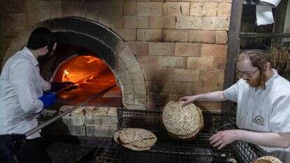 אפיית מצות לפסח בבני ברק | חיים גולדברג - פלאש 90