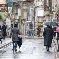 רחובות השכונה החרדית מאה שערים בירושלים ביום גשום לקראת חג הפסח | חיים גולדברג, פלאש 90 רחובות השכונה החרדית מאה שערים בירושלים ביום גשום לקראת חג הפסח | חיים גולדברג, פלאש 90