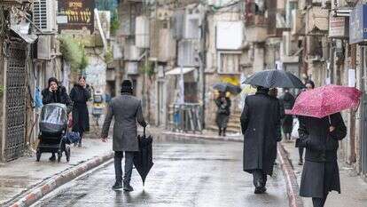 רחובות השכונה החרדית מאה שערים בירושלים ביום גשום לקראת חג הפסח | חיים גולדברג, פלאש 90