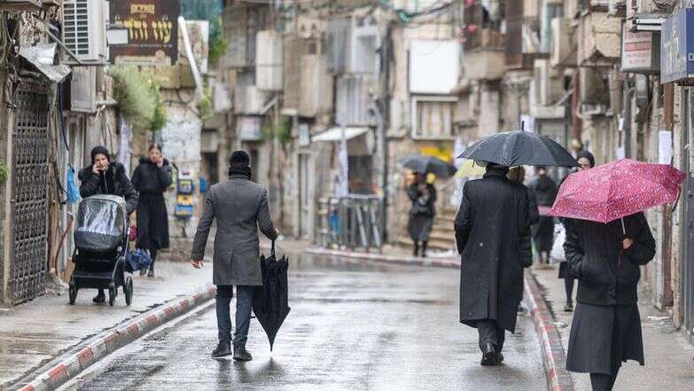 רחובות השכונה החרדית מאה שערים בירושלים ביום גשום לקראת חג הפסח | חיים גולדברג, פלאש 90 רחובות השכונה החרדית מאה שערים בירושלים ביום גשום לקראת חג הפסח | חיים גולדברג, פלאש 90