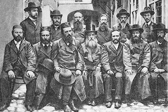 משתתפי ועידת היסוד של תנועת המזרחי, וילנה 1902; במרכז נראה הרב ריינס | באדיבות האוסף הלאומי לתצלומים ע"ש משפחת פריצקר, הספריה הלאומית