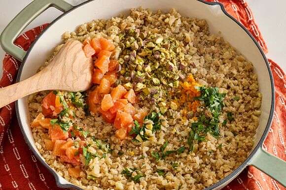 עוף בחרדל דבש עם אורז כרובית | טום מקורקל עבור הוושינגטון פוסט; עיצוב אוכל מאת ג'ינה ניסטיקו עבור הוושינגטון פוסט