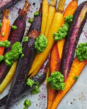 רק לחתוך ולהכניס לתנור: הגזר הצלוי שמשדרג את שולחן החג | Cheyenne M. Cohen via AP רק לחתוך ולהכניס לתנור: הגזר הצלוי שמשדרג את שולחן החג | Cheyenne M. Cohen via AP