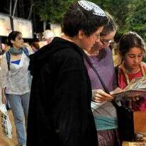 שלושה בני נוער קוראים ספר ביריד ספרים לילי בגן הפעמון, כחלק משבוע הספר העברי | סופי גורדון / פלאש 90 שלושה בני נוער קוראים ספר ביריד ספרים לילי בגן הפעמון, כחלק משבוע הספר העברי | סופי גורדון / פלאש 90