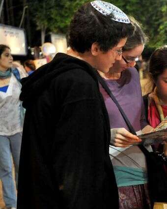 שלושה בני נוער קוראים ספר ביריד ספרים לילי בגן הפעמון, כחלק משבוע הספר העברי | סופי גורדון / פלאש 90 שלושה בני נוער קוראים ספר ביריד ספרים לילי בגן הפעמון, כחלק משבוע הספר העברי | סופי גורדון / פלאש 90