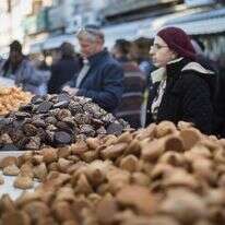 עוגיות כשרות לפסח בשוק מחנה יהודה כהכנה לחג הפסח הקרוב, | הדס פרוש/Flash90 עוגיות כשרות לפסח בשוק מחנה יהודה כהכנה לחג הפסח הקרוב, | הדס פרוש/Flash90