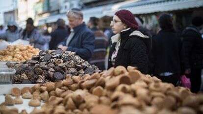 עוגיות כשרות לפסח בשוק מחנה יהודה כהכנה לחג הפסח הקרוב, | הדס פרוש/Flash90 עוגיות כשרות לפסח בשוק מחנה יהודה כהכנה לחג הפסח הקרוב, | הדס פרוש/Flash90