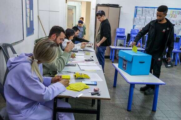 הצבעה בקלפי | יונתן שאול - פלאש 90 הצבעה בקלפי | יונתן שאול - פלאש 90