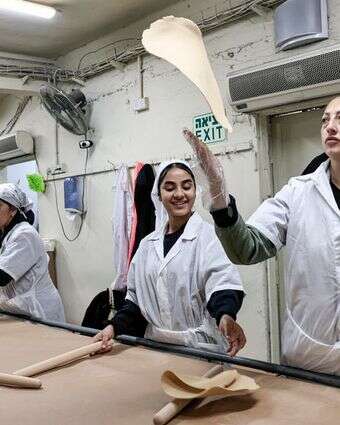 חגיגה ישראלית בדרך לליל הסדר. אפיית מצות במושב קוממיות, 2026 | צפריר אבייב, פלאש 90 חגיגה ישראלית בדרך לליל הסדר. אפיית מצות במושב קוממיות, 2026 | צפריר אבייב, פלאש 90