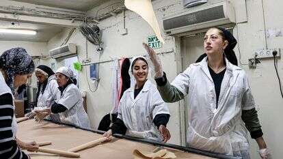 חגיגה ישראלית בדרך לליל הסדר. אפיית מצות במושב קוממיות, 2026 | צפריר אבייב, פלאש 90