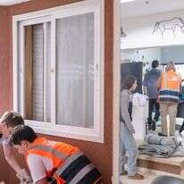 מתנדבים מסייעים בניקוי ותיקון בתים בזירה בה טיל שנורה מאיראן פגע במושב אשתאול | Dor Pazuelo/Flash90