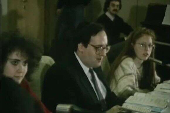 הרב ברנדר עורך את ה"סדר" בטאלין | צילום מסך מיוטיוב