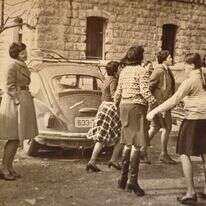 צעירות רוקדות בסבסטיה, משמאל, בחצאית משובצת, חיה ברנס | באדיבות המשפחה