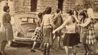 צעירות רוקדות בסבסטיה, משמאל, בחצאית משובצת, חיה ברנס | באדיבות המשפחה