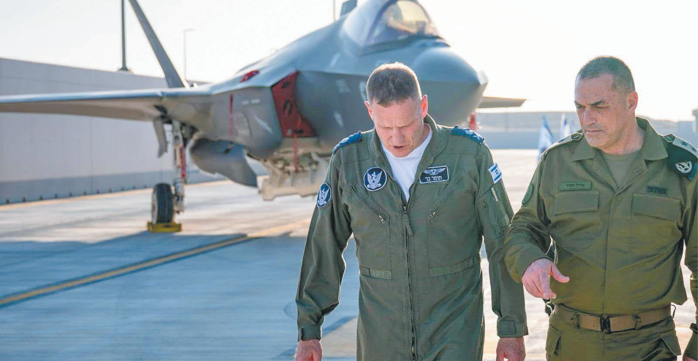 גיבוי אל מול מפקד הדרום. הרמטג"ל זמיר ומפקד חיל האוויר תומר בר | ביטאון חיל האוויר גיבוי אל מול מפקד הדרום. הרמטג"ל זמיר ומפקד חיל האוויר תומר בר | ביטאון חיל האוויר