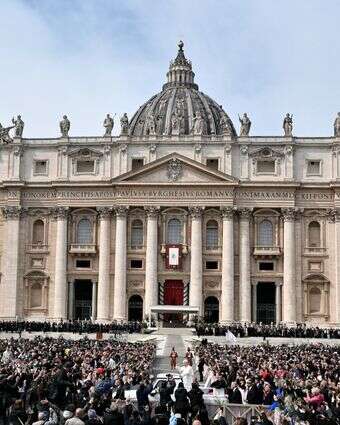 האיטלקים משלמים פחות, קריית הוותיקן, השבוע | AFP האיטלקים משלמים פחות, קריית הוותיקן, השבוע | AFP