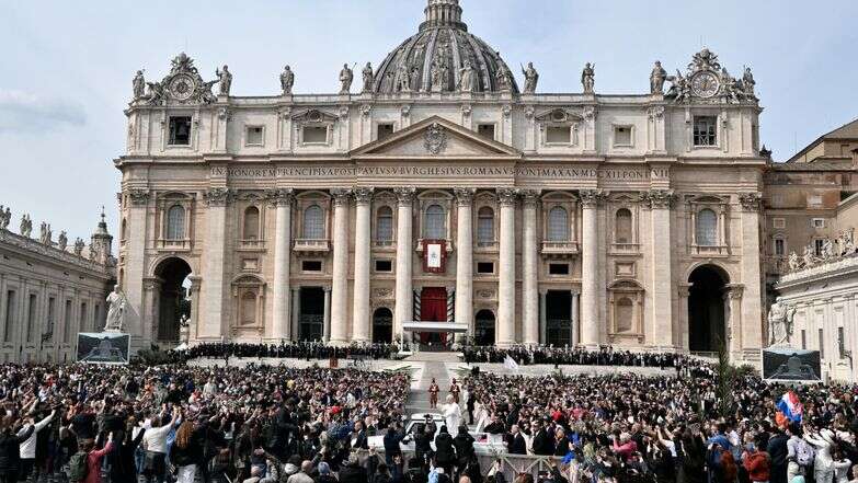 האיטלקים משלמים פחות, קריית הוותיקן, השבוע | AFP האיטלקים משלמים פחות, קריית הוותיקן, השבוע | AFP
