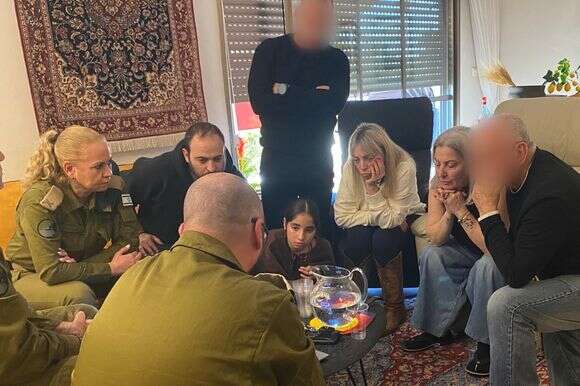 משפחלתו של פרמט שומעת את ממצאי התחקיר מאנשי ענף לאיתור נעדרים בצה"ל | דובר צה"ל