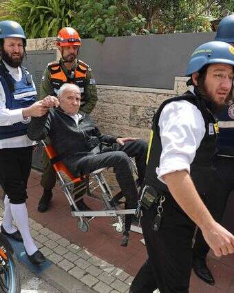 כוחות ההצלה של ישראל מפנים פצוע מזירת תקיפה איראנית שפגעה בשכונת מגורים ברמת גן | AFP