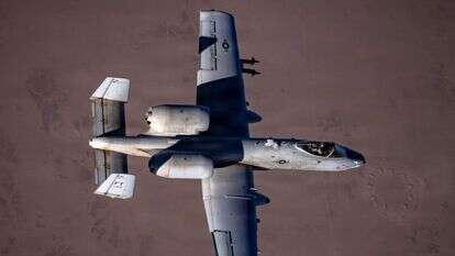 מטוס A-10 Thunderbolt II של חיל האוויר האמריקאי טס מעל אזור האחריות של פיקוד המרכז של ארה"ב במהלך מבצע "זעם אפי" | US Airforce / AFP מטוס A-10 Thunderbolt II של חיל האוויר האמריקאי טס מעל אזור האחריות של פיקוד המרכז של ארה"ב במהלך מבצע "זעם אפי" | US Airforce / AFP
