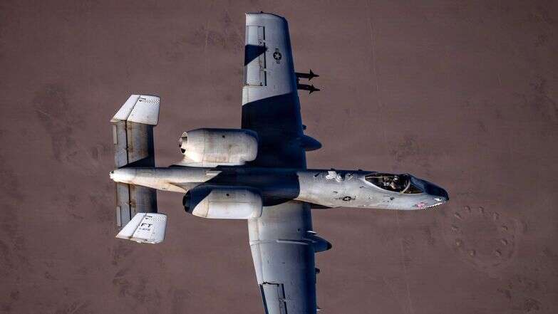 מטוס A-10 Thunderbolt II של חיל האוויר האמריקאי טס מעל אזור האחריות של פיקוד המרכז של ארה"ב במהלך מבצע "זעם אפי" | US Airforce / AFP מטוס A-10 Thunderbolt II של חיל האוויר האמריקאי טס מעל אזור האחריות של פיקוד המרכז של ארה"ב במהלך מבצע "זעם אפי" | US Airforce / AFP
