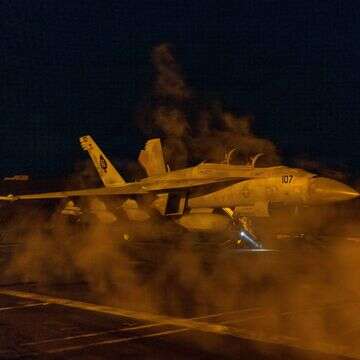 מטוס F/A-18F סופר הורנט, המצורף לטייסת קרב התקיפה (VFA) 41, מתכונן לשיגור מסיפון הטיסה של נושאת המטוסים מסדרת נימיץ, USS אברהם לינקולן (CVN 72), לתמיכה במבצע "זעם אפי" | חיל הים האמריקאי/פיקוד המרכז של ארה"ב / AFP