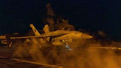 מטוס F/A-18F סופר הורנט, המצורף לטייסת קרב התקיפה (VFA) 41, מתכונן לשיגור מסיפון הטיסה של נושאת המטוסים מסדרת נימיץ, USS אברהם לינקולן (CVN 72), לתמיכה במבצע "זעם אפי" | חיל הים האמריקאי/פיקוד המרכז של ארה"ב / AFP