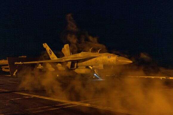 מטוס F/A-18F סופר הורנט, המצורף לטייסת קרב התקיפה (VFA) 41, מתכונן לשיגור מסיפון הטיסה של נושאת המטוסים מסדרת נימיץ, USS אברהם לינקולן (CVN 72), לתמיכה במבצע "זעם אפי" | חיל הים האמריקאי/פיקוד המרכז של ארה"ב / AFP מטוס F/A-18F סופר הורנט, המצורף לטייסת קרב התקיפה (VFA) 41, מתכונן לשיגור מסיפון הטיסה של נושאת המטוסים מסדרת נימיץ, USS אברהם לינקולן (CVN 72), לתמיכה במבצע "זעם אפי" | חיל הים האמריקאי/פיקוד המרכז של ארה"ב / AFP
